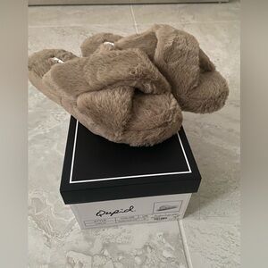 NIB Qupid slippers tan faux fur size 9